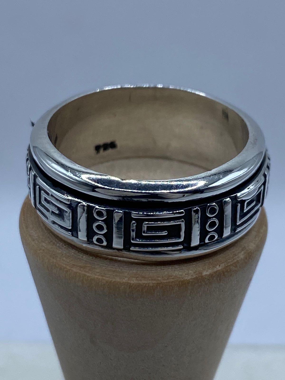 Anillo Giratorio de Plata 925 con Diseño Geométrico Estilo Greca, vista lateral