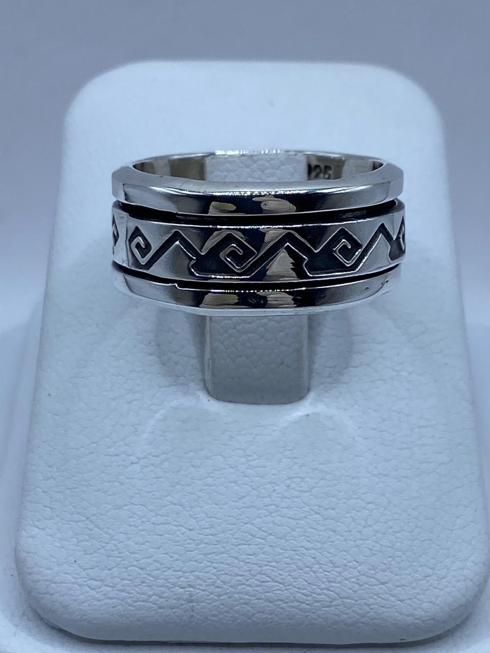 Anillo Giratorio de Plata 925 con Diseño Geométrico Tribal – Banda Ancha Moderna — vista lateral