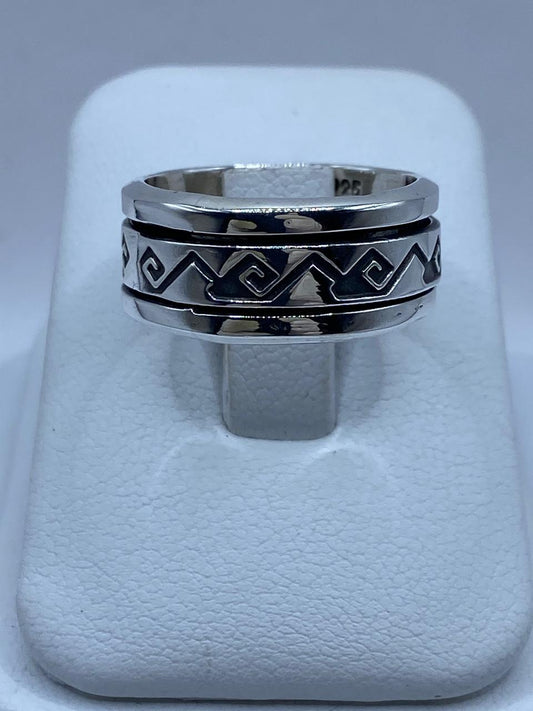 Anillo Giratorio de Plata 925 con Diseño Geométrico Tribal – Banda Ancha Moderna — vista lateral