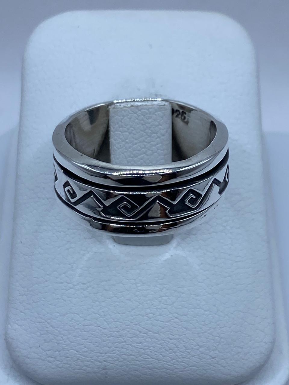 Anillo Giratorio de Plata 925 con Diseño Geométrico Tribal – Banda Ancha Moderna, vista lateral