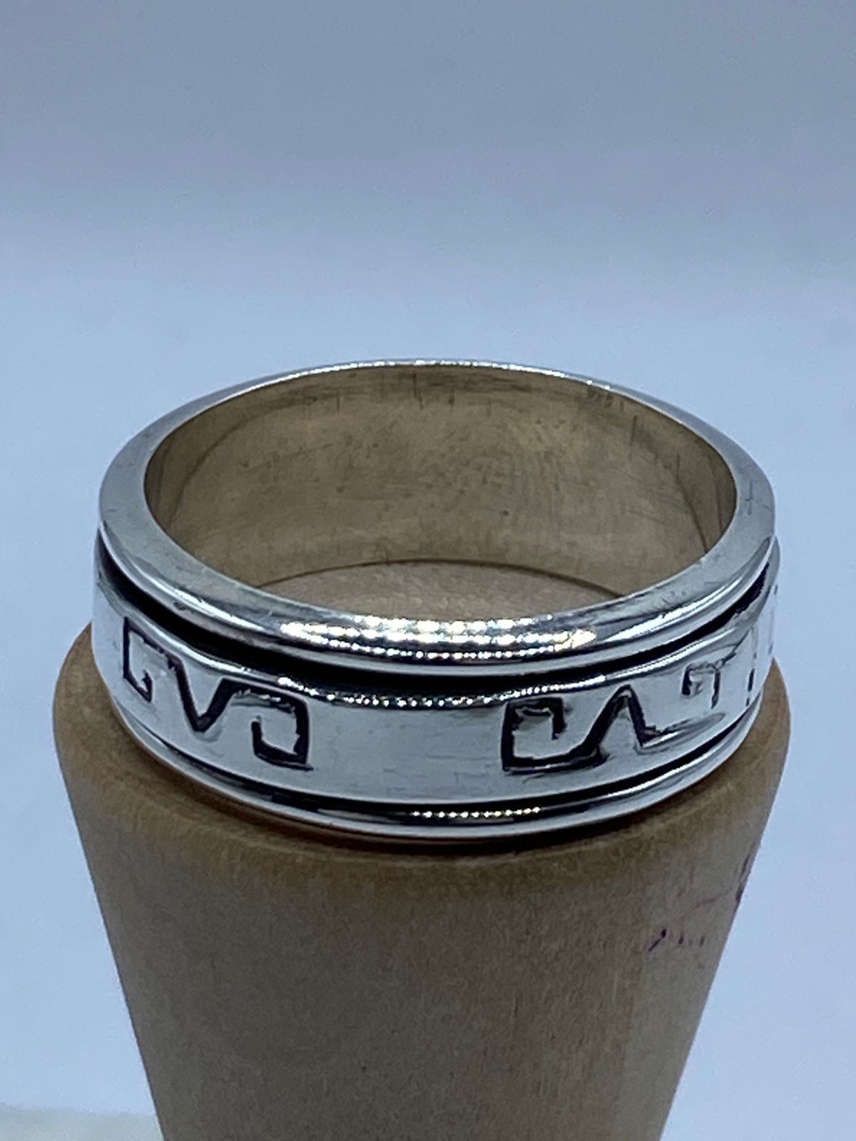 Anillo Giratorio de Plata 925 con Grecas Prehispánicas, vista lateral