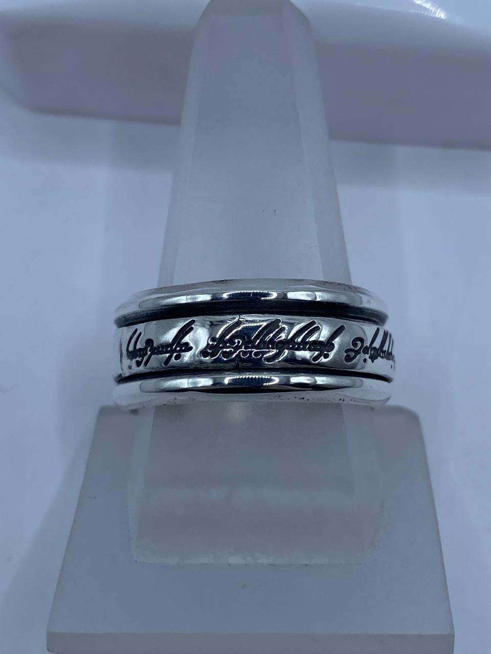 Anillo Giratorio de Plata 925 con Inscripción “el Hobbit”, vista frontal