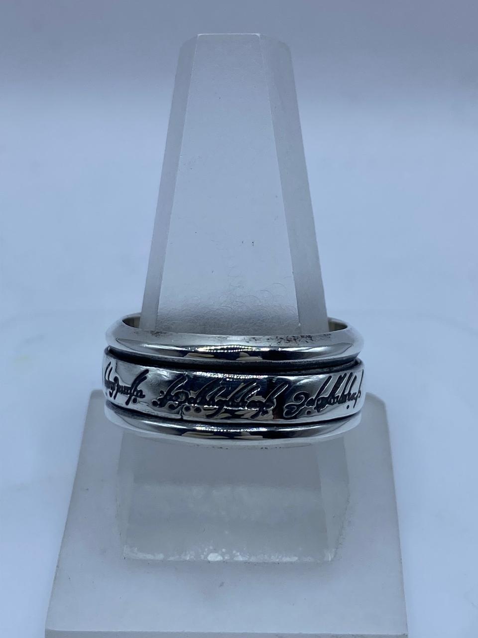 Anillo Giratorio de Plata 925 con Inscripción “el Hobbit” — vista lateral