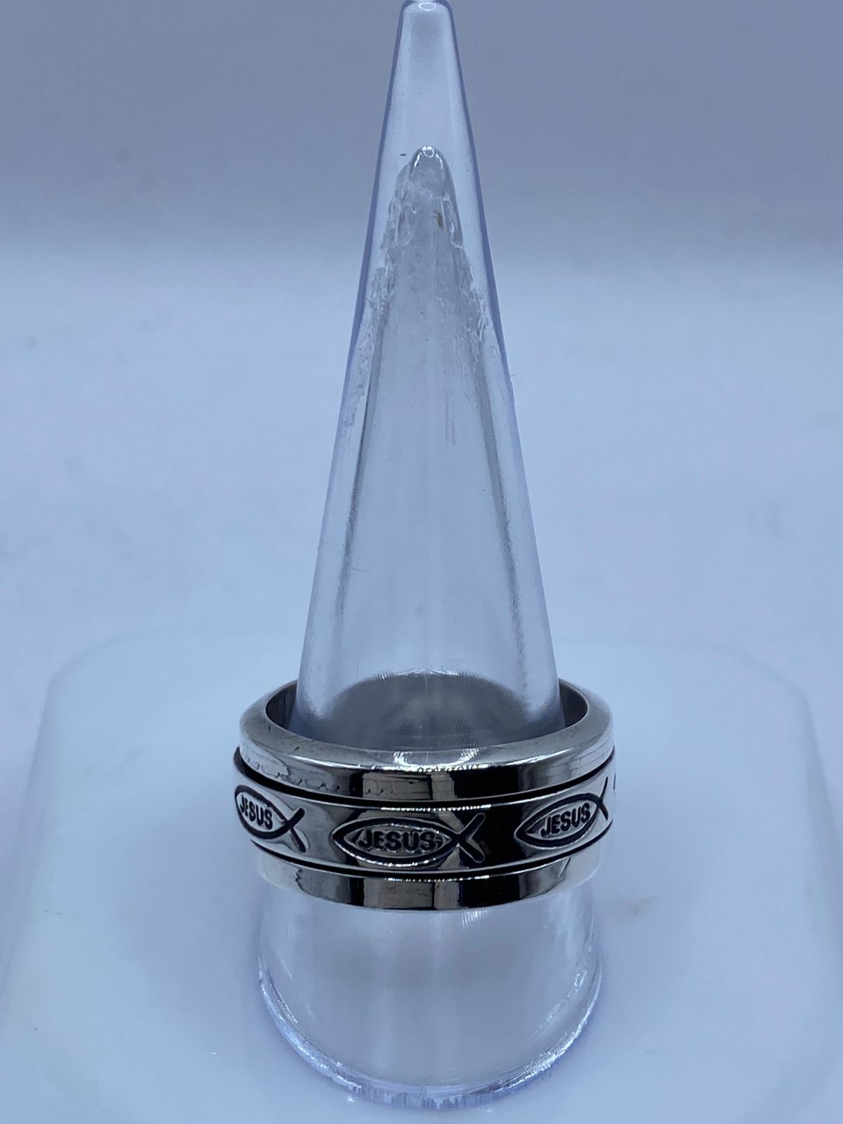 Anillo Giratorio de Plata 925 con Símbolo Ichthys y Nombre de Jesús, vista frontal