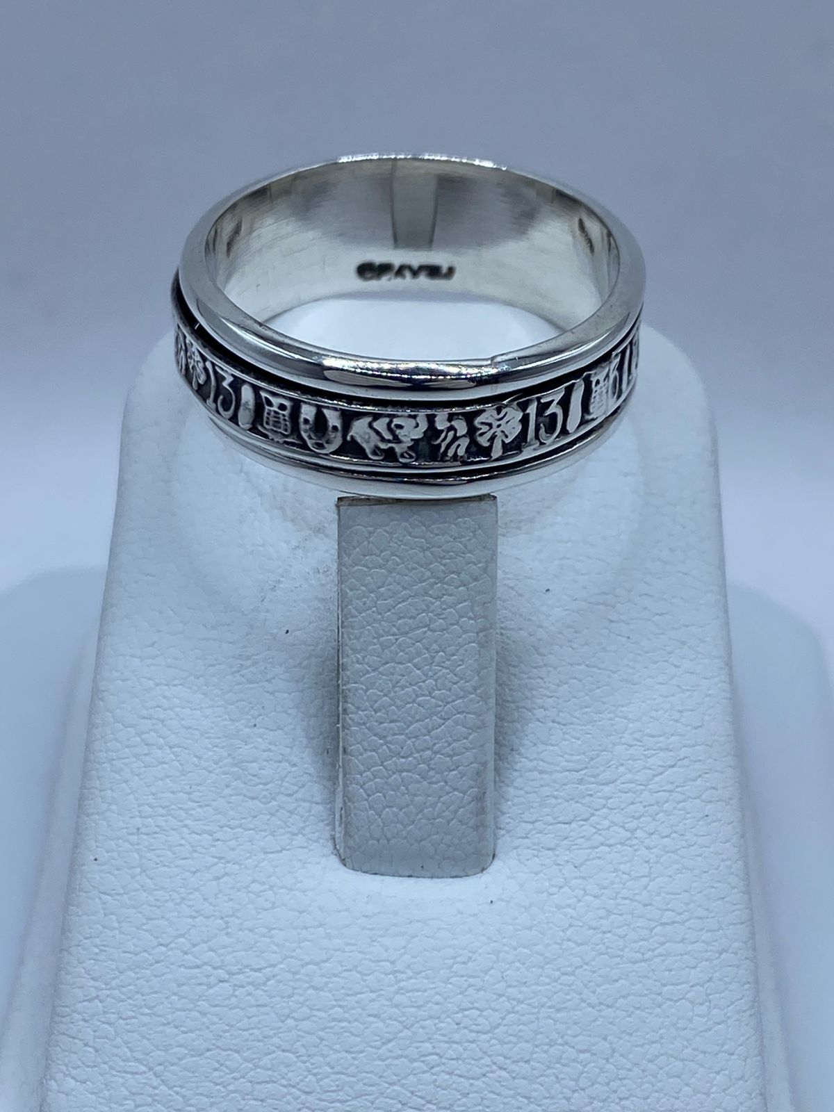 Anillo Giratorio de Plata 925 con Símbolos de la Suerte, vista lateral