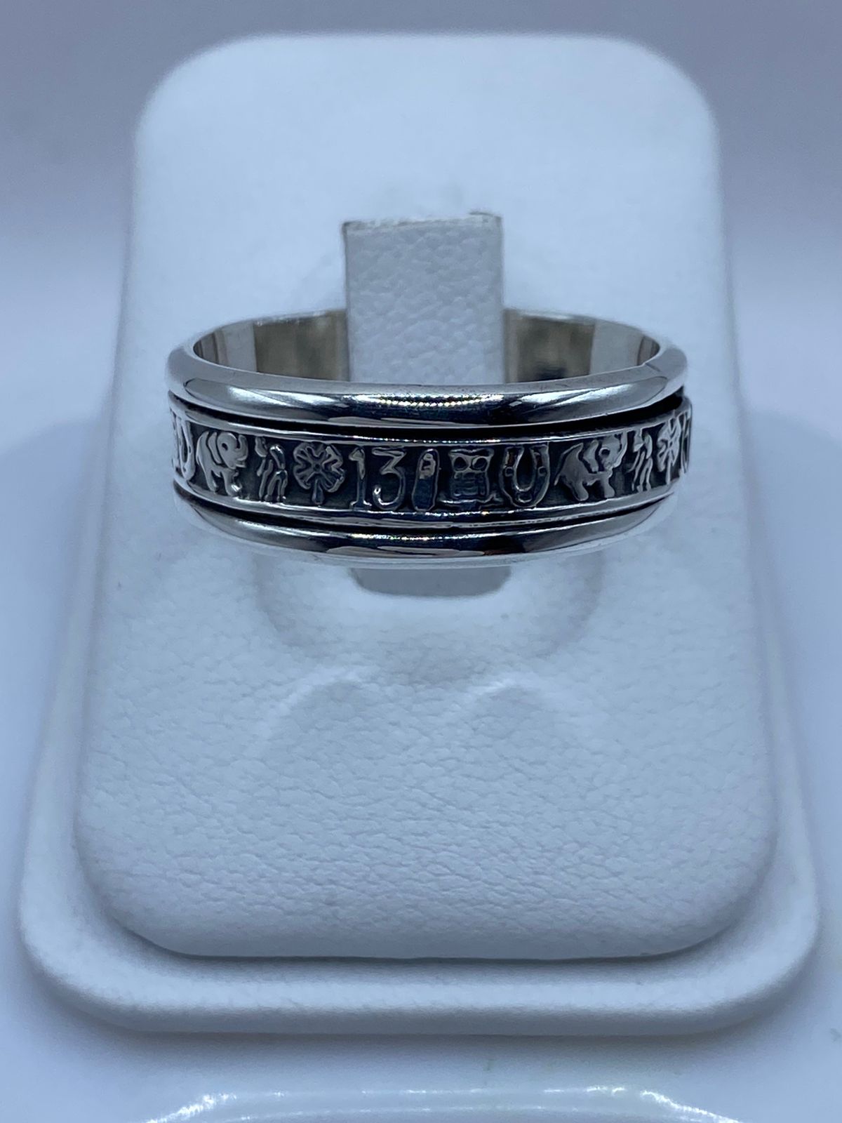 Anillo Giratorio de Plata 925 con Símbolos de la Suerte, vista lateral