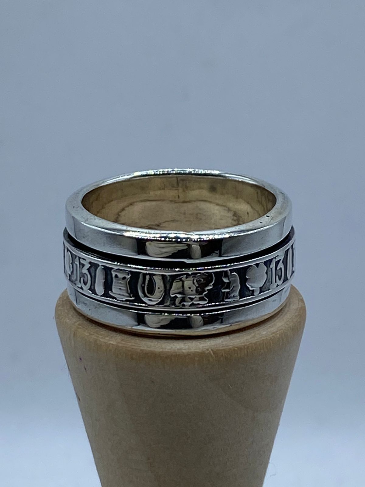 Anillo Giratorio de Plata 925 con Símbolos de la Suerte, vista posterior