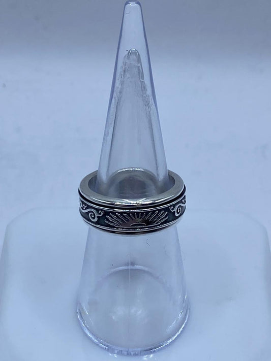 Anillo Giratorio de Plata 925 con Sol Central y Diseño Tribal — vista lateral