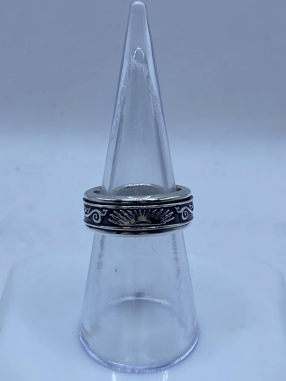 Anillo Giratorio de Plata 925 con Sol Central y Diseño Tribal, vista frontal
