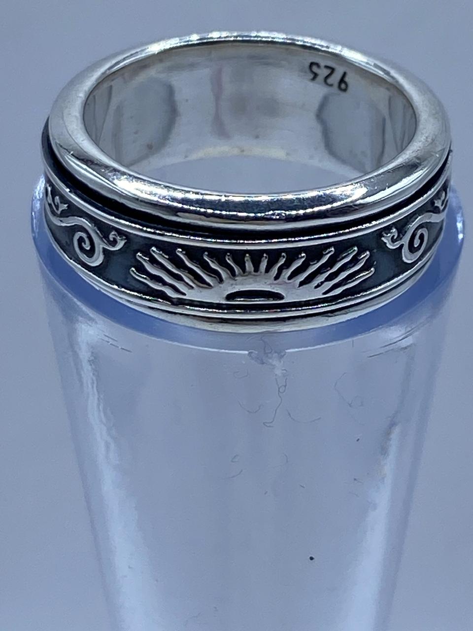 Anillo Giratorio de Plata 925 con Sol Central y Diseño Tribal, sello de autenticidad Plata Ley .925