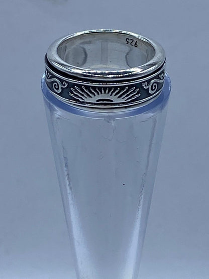 Anillo Giratorio de Plata 925 con Sol Central y Diseño Tribal, vista lateral