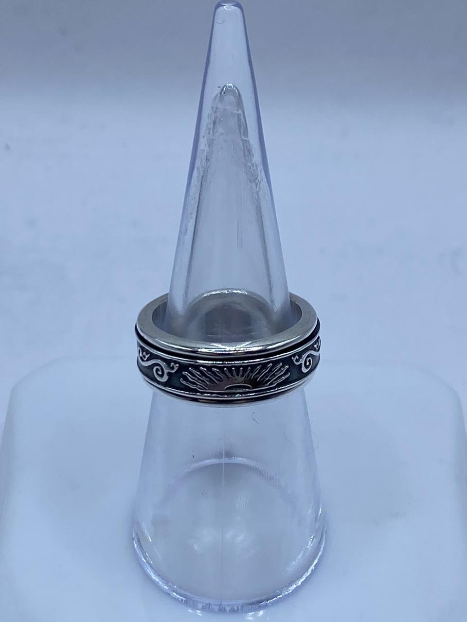 Anillo Giratorio de Plata 925 con Sol Central y Diseño Tribal — vista lateral
