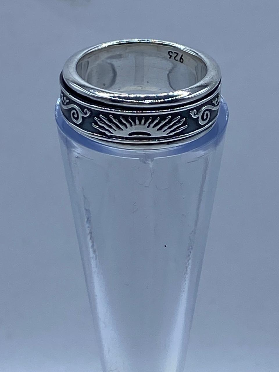 Anillo Giratorio de Plata 925 con Sol Central y Diseño Tribal, vista lateral
