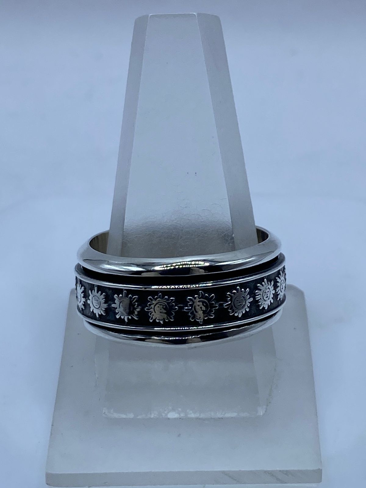 Anillo Giratorio de Plata 925 con Soles Ancestrales — vista lateral