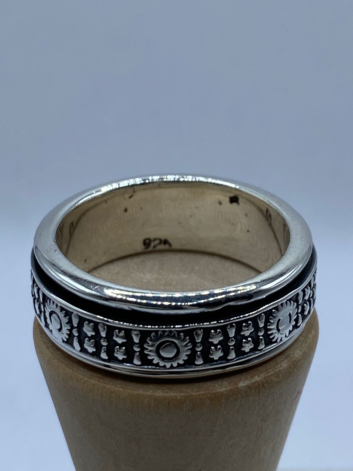 Anillo Giratorio de Plata 925 con Soles y Estrellas, vista lateral