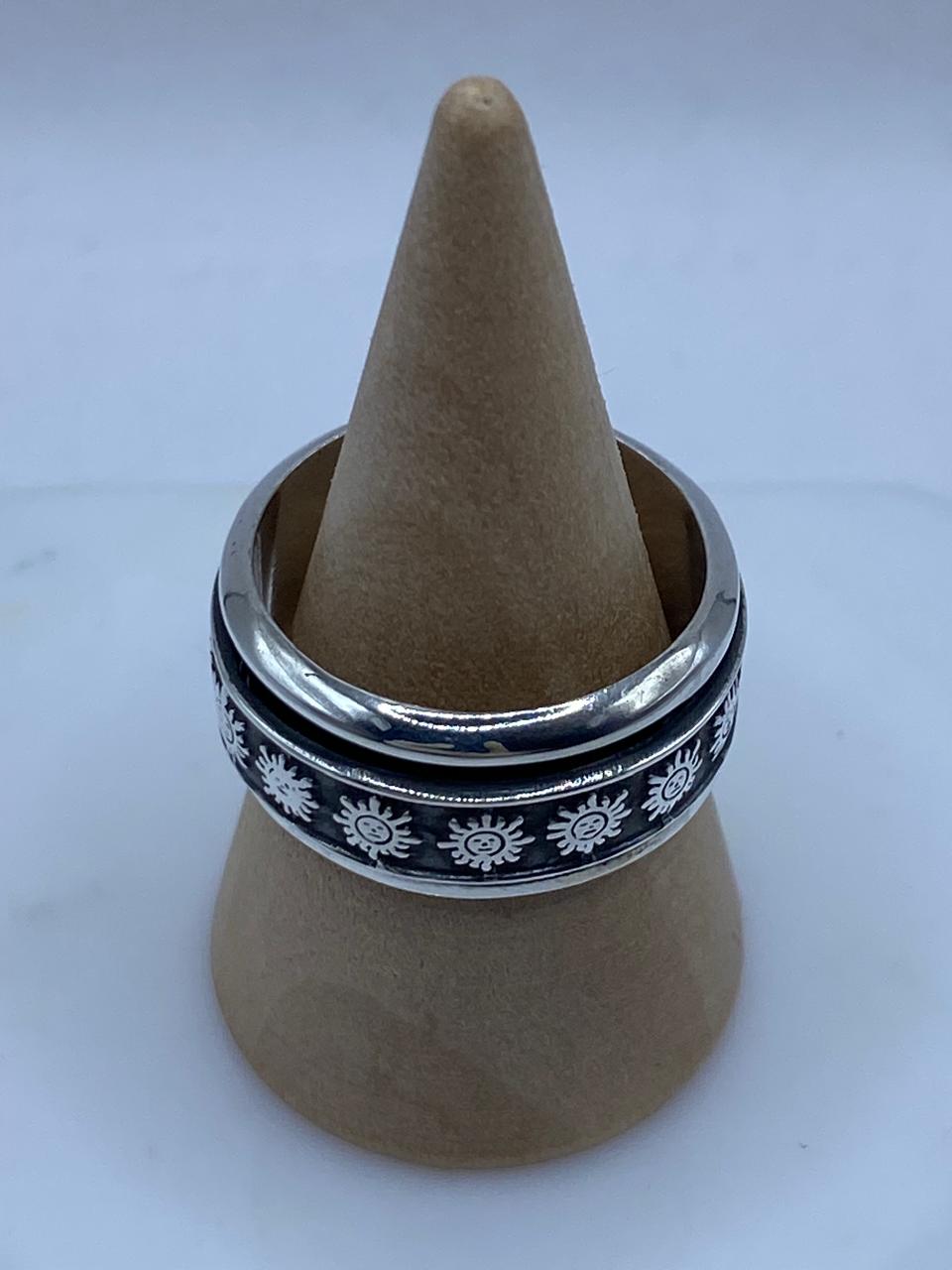 Anillo Giratorio de Plata 925 con Soles Grabados — vista lateral