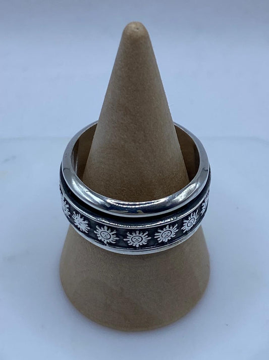 Anillo Giratorio de Plata 925 con Soles Grabados — vista lateral