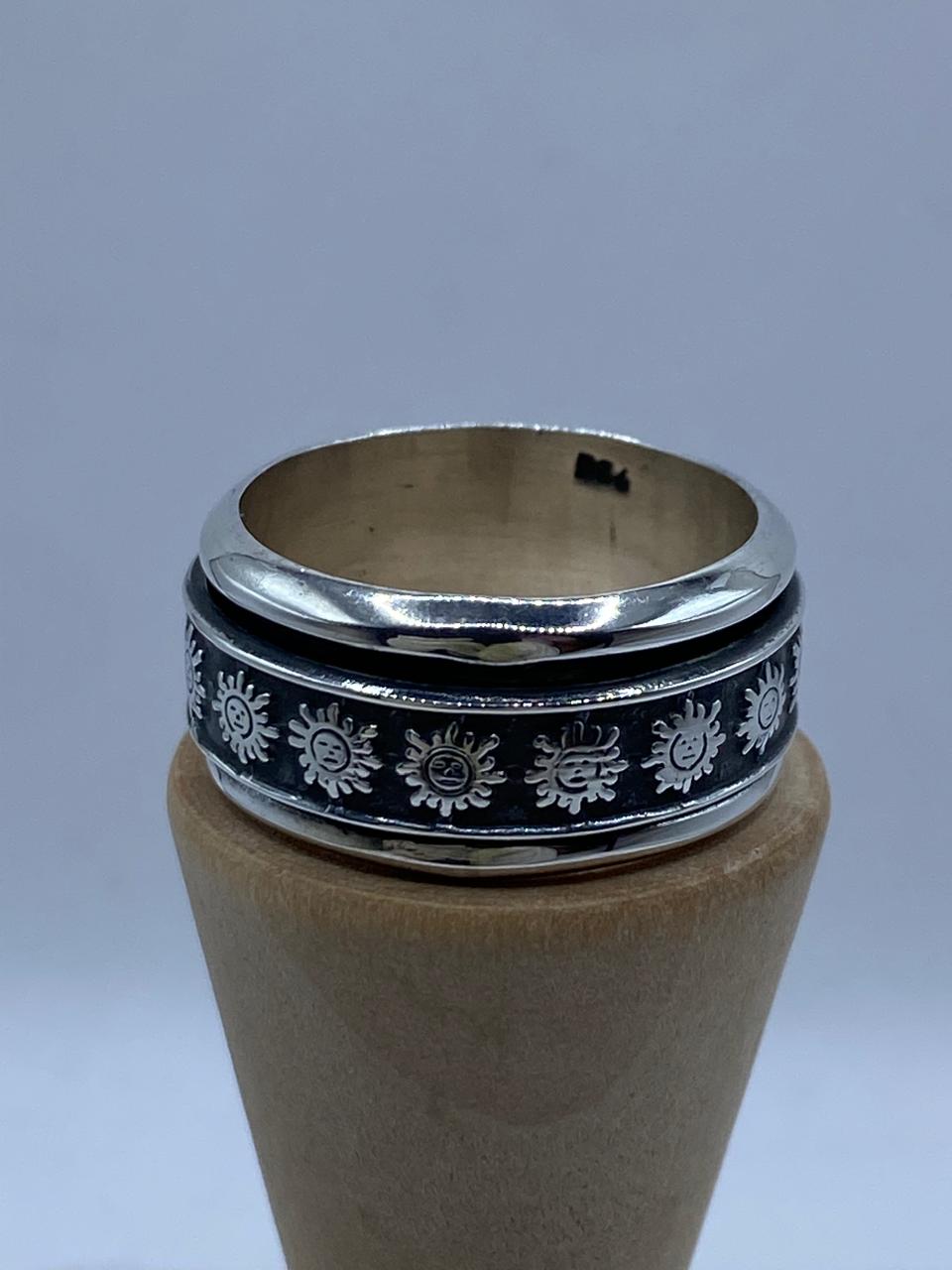 Anillo Giratorio de Plata 925 con Soles Grabados, vista frontal