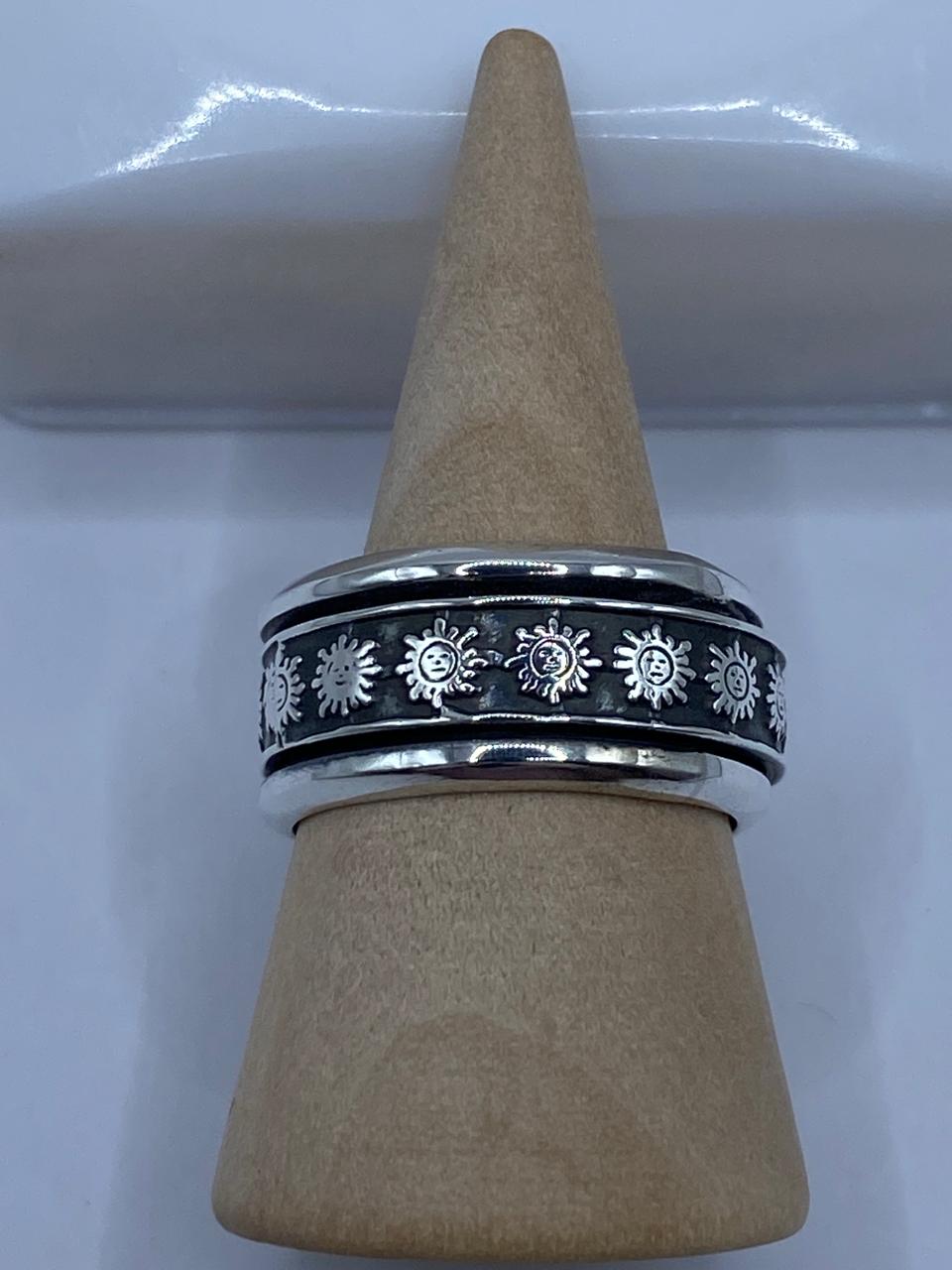 Anillo Giratorio de Plata 925 con Soles Grabados, sello de autenticidad Plata Ley .925