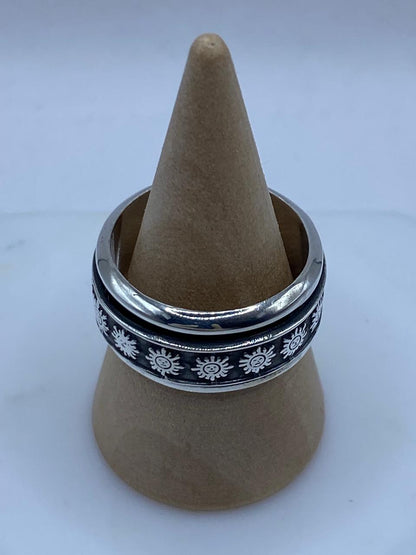 Anillo Giratorio de Plata 925 con Soles Grabados — vista lateral