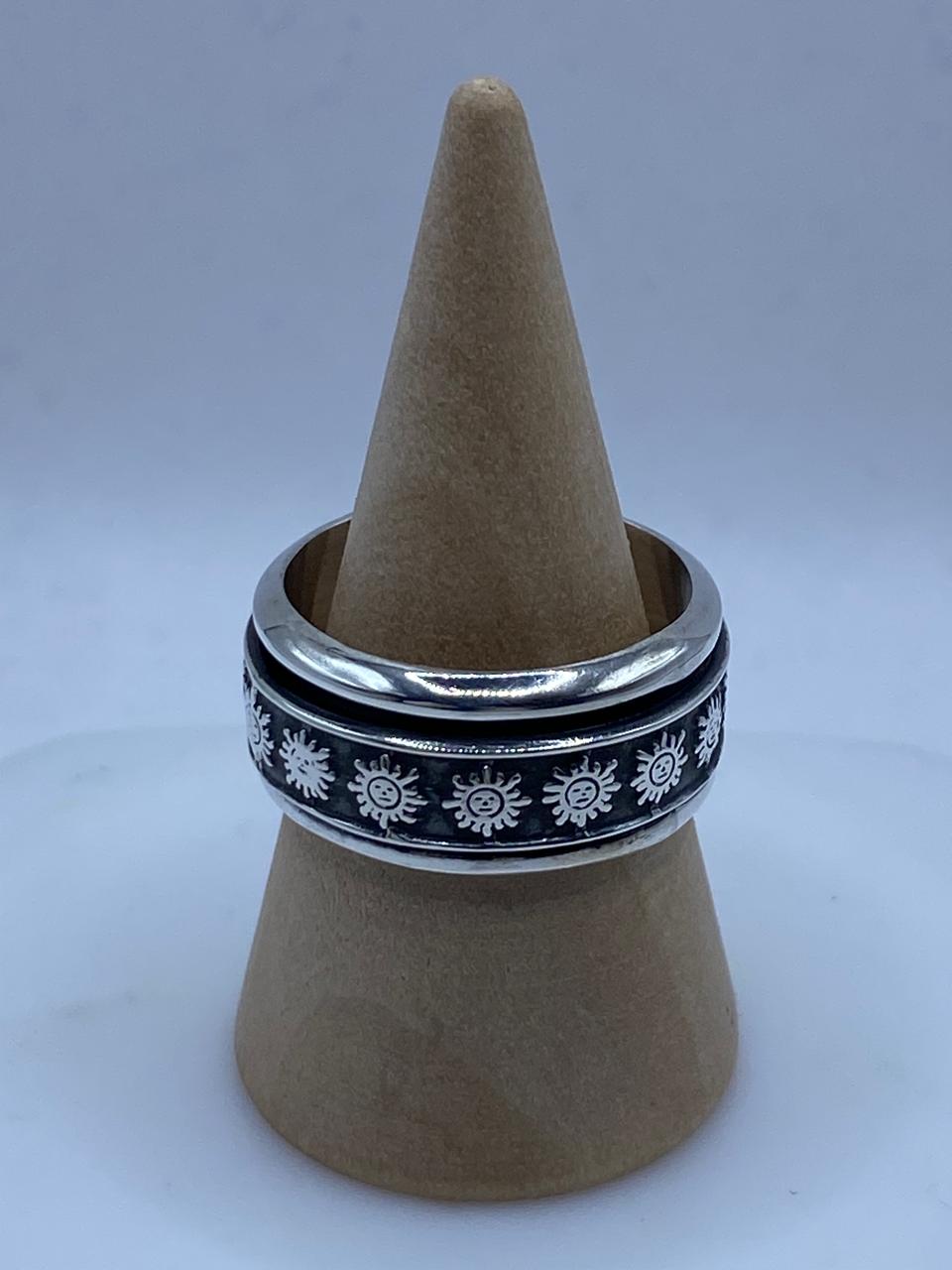 Anillo Giratorio de Plata 925 con Soles Grabados, vista frontal