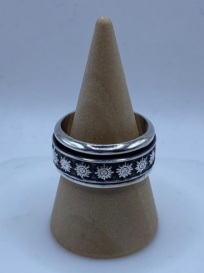 Anillo Giratorio de Plata 925 con Soles Grabados, vista frontal