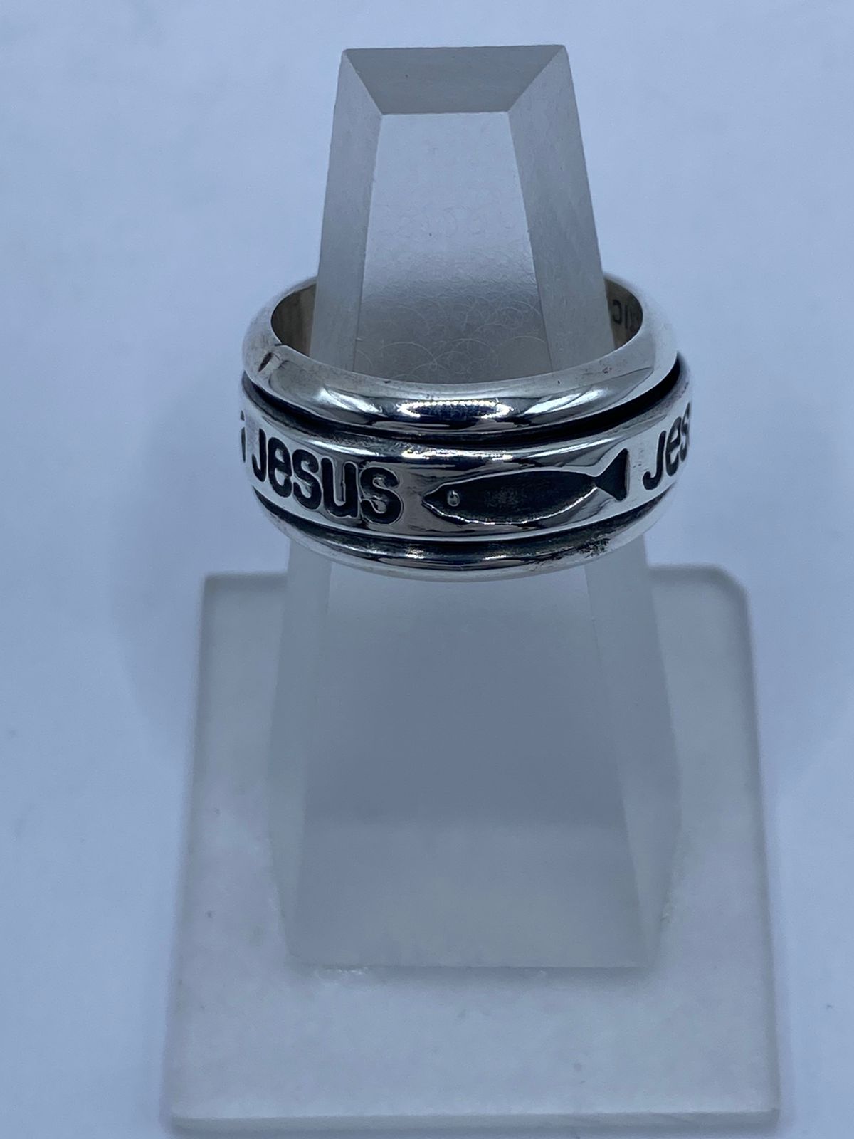 Anillo Giratorio de Plata 925 “jesús” con Símbolo Cristiano Ichthys — vista lateral