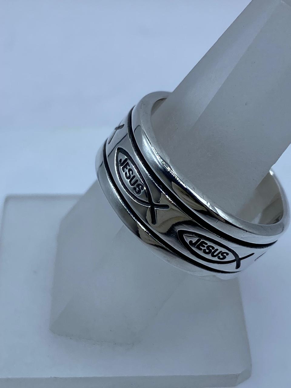 Anillo Giratorio de Plata .925 “Jesús” con Símbolo Ichthys, vista lateral