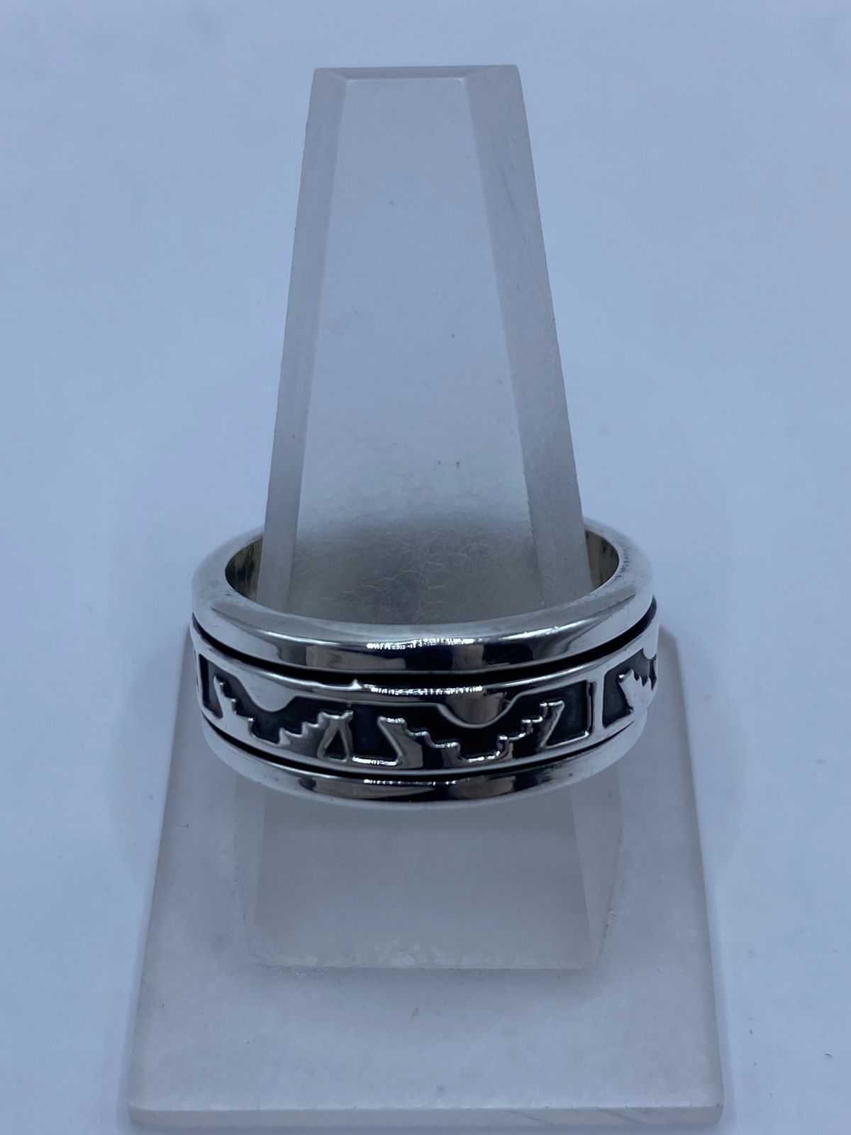 Anillo Giratorio de Plata 925 con Diseño Tribal Calado — vista lateral