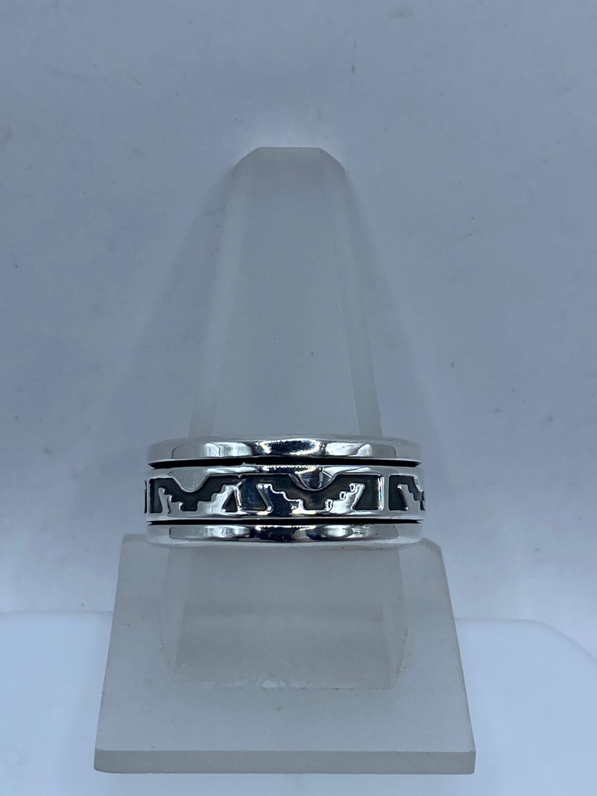 Anillo Giratorio de Plata 925 con Diseño Tribal Calado, vista lateral