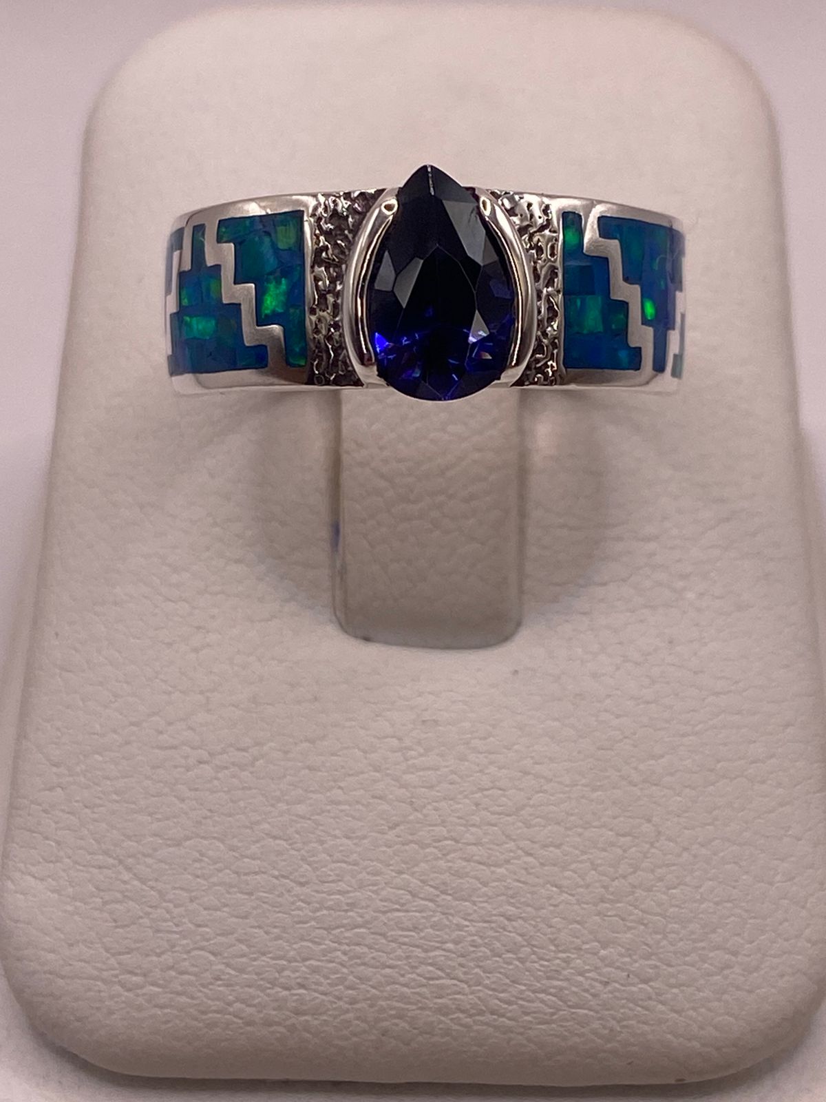 Anillo “Greca Azul” de Plata 950 con Ópalo de Fuego y Zirconia, vista frontal