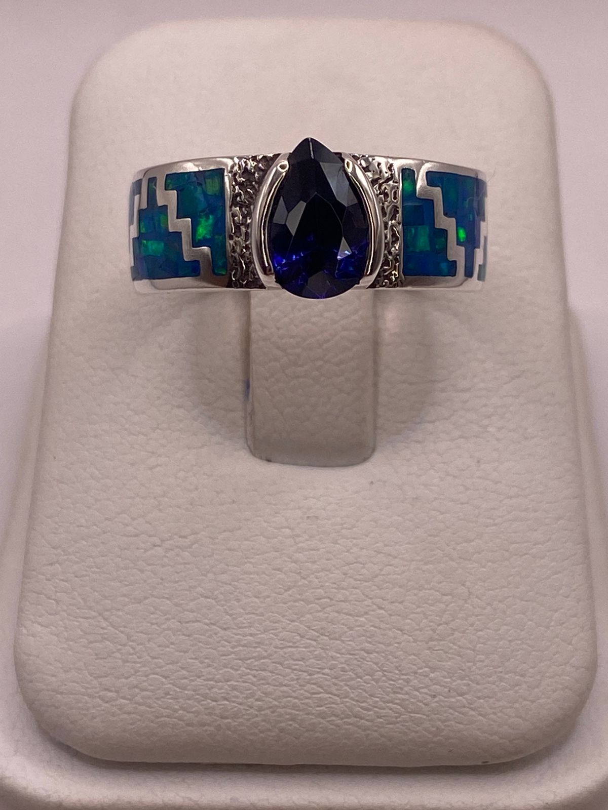 Anillo “greca Azul” de Plata 950 con Ópalo de Fuego y Zirconia en báscula mostrando peso