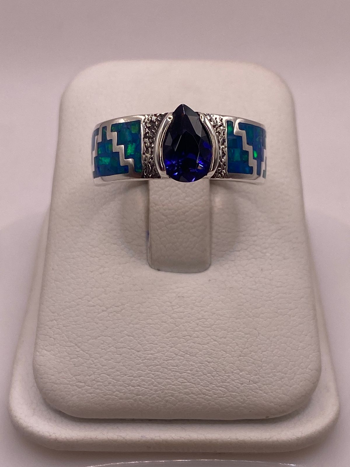 Anillo “greca Azul” de Plata 950 con Ópalo de Fuego y Zirconia, vista de detalle