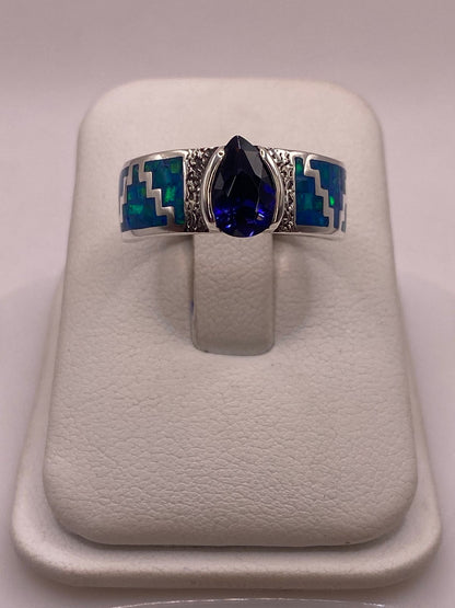 Anillo “greca Azul” de Plata 950 con Ópalo de Fuego y Zirconia, vista de detalle