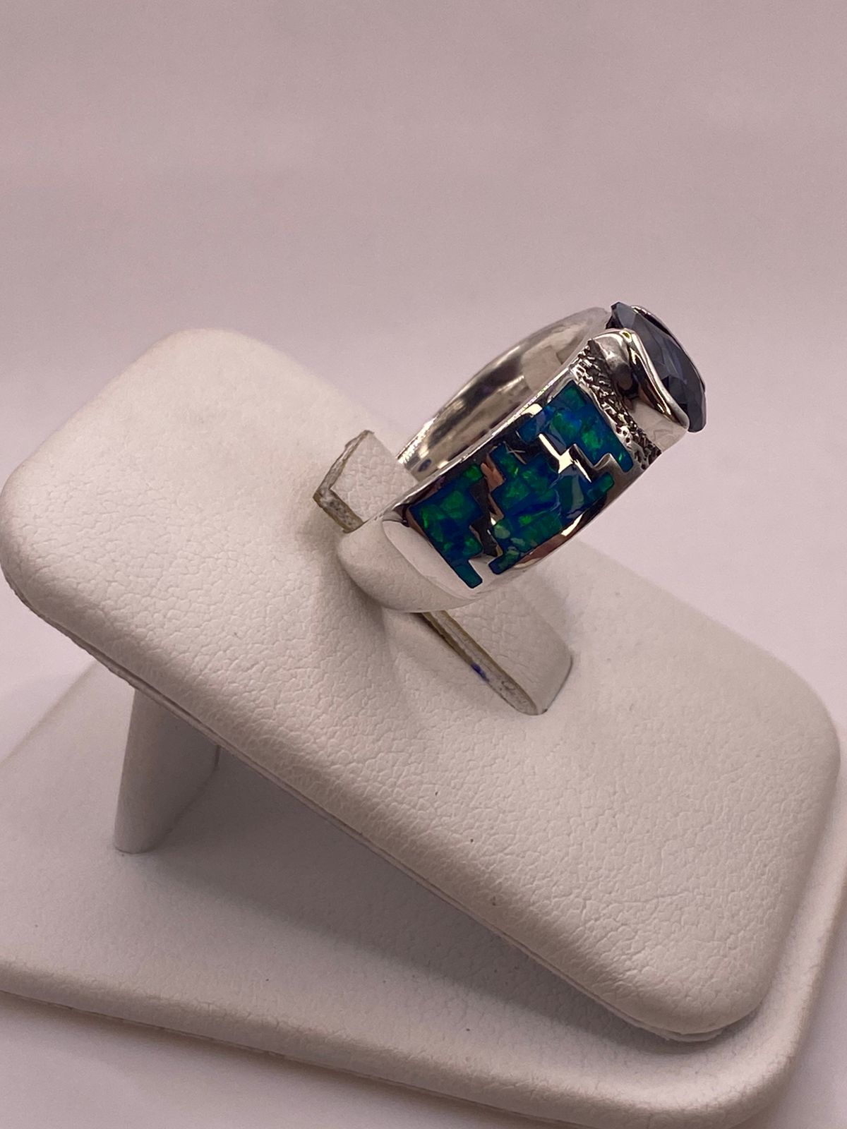 Anillo “greca Azul” de Plata 950 con Ópalo de Fuego y Zirconia, vista lateral