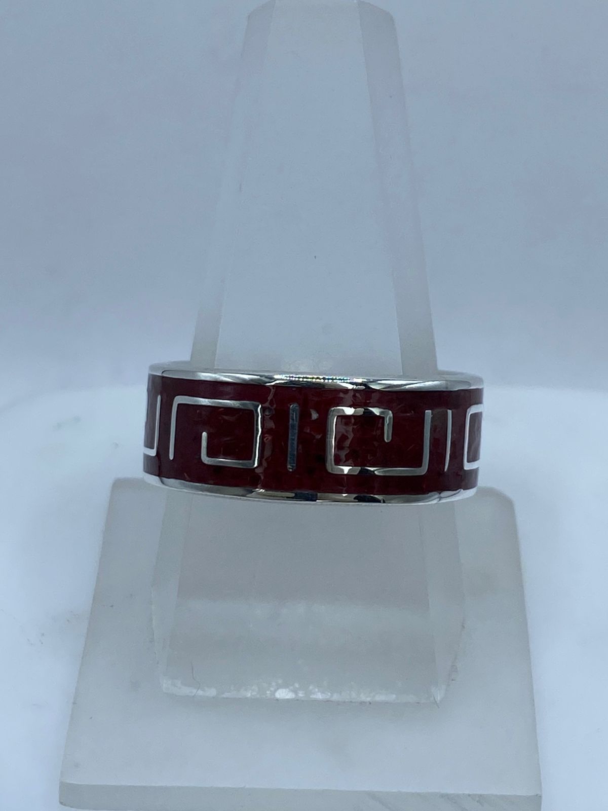 Anillo Greca Continua en Plata .925 con Coral Rojo, vista frontal