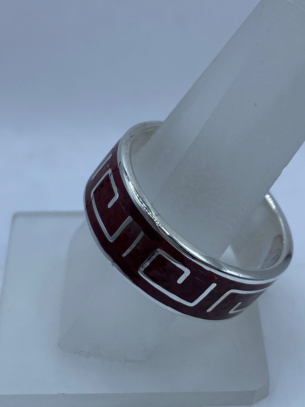 Anillo Greca Continua en Plata .925 con Coral Rojo, vista lateral