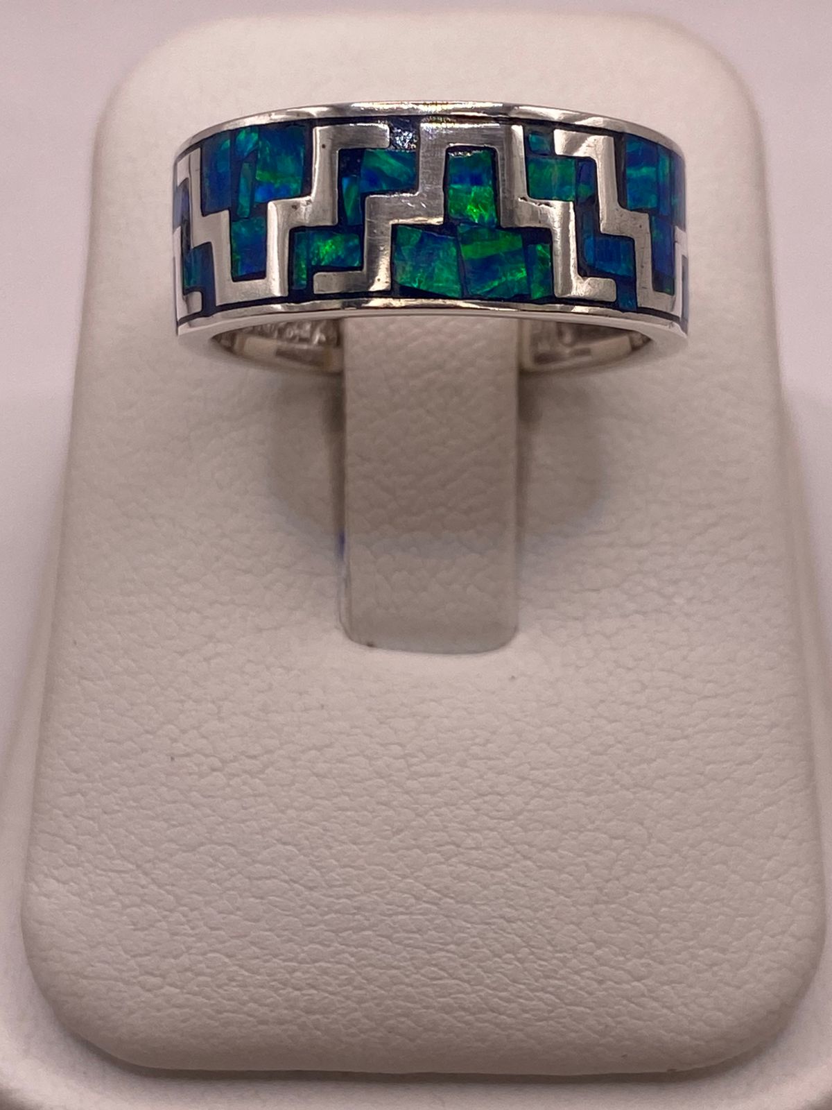 Anillo Greca Geometrica Continua con Ópalo de Fuego en Plata .950 en báscula mostrando peso