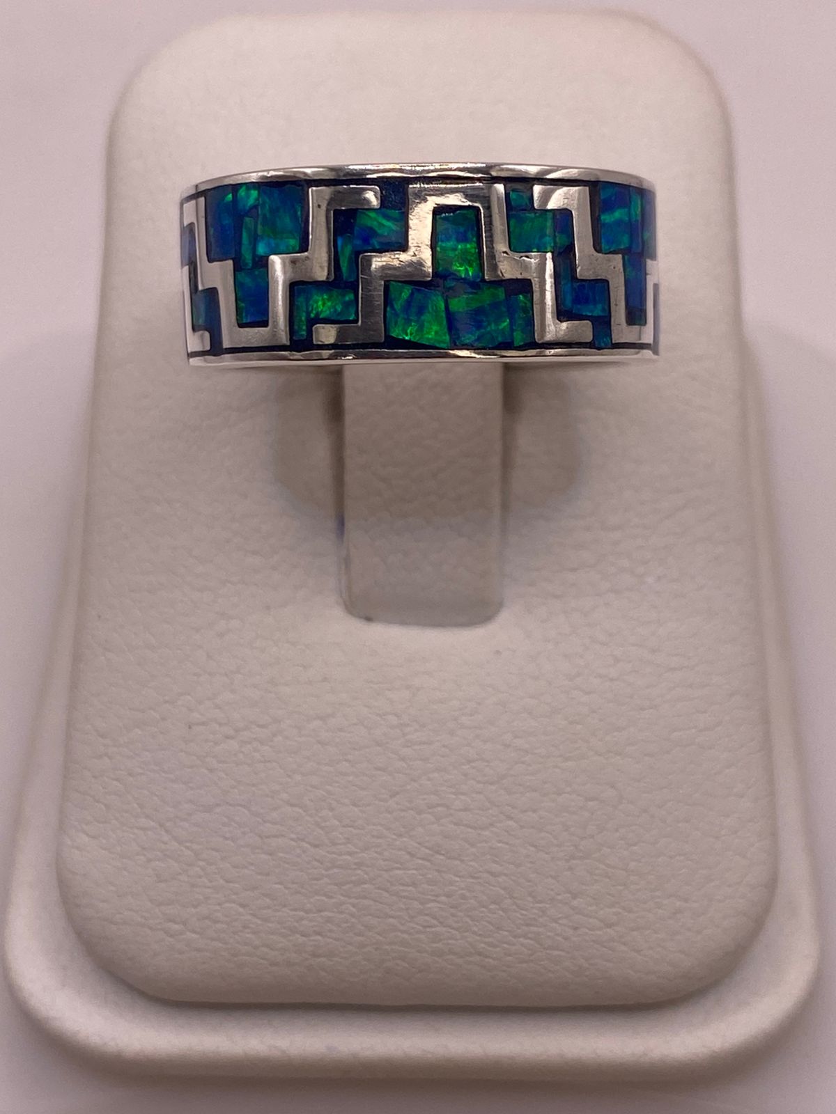 Anillo Greca Geometrica Continua con Ópalo de Fuego en Plata .950 en báscula mostrando peso