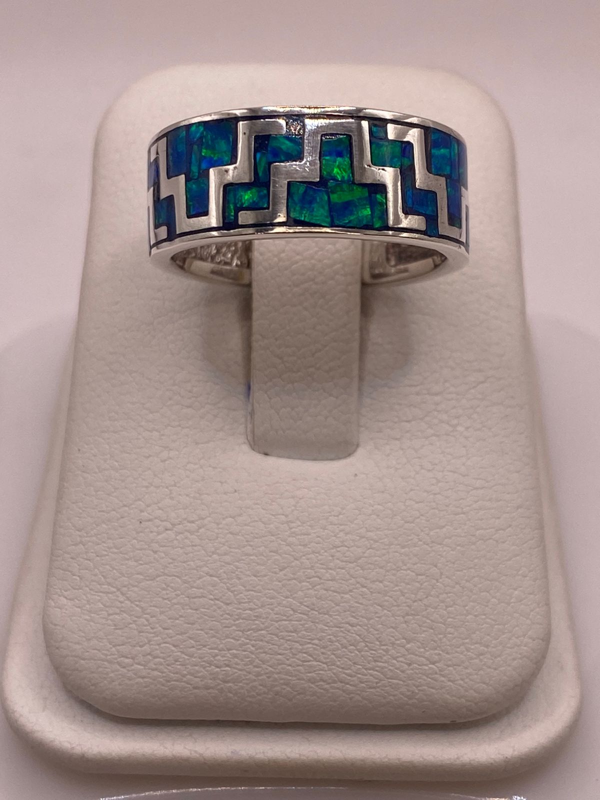 Anillo Greca Geometrica Continua con Ópalo de Fuego en Plata .950, vista de detalle