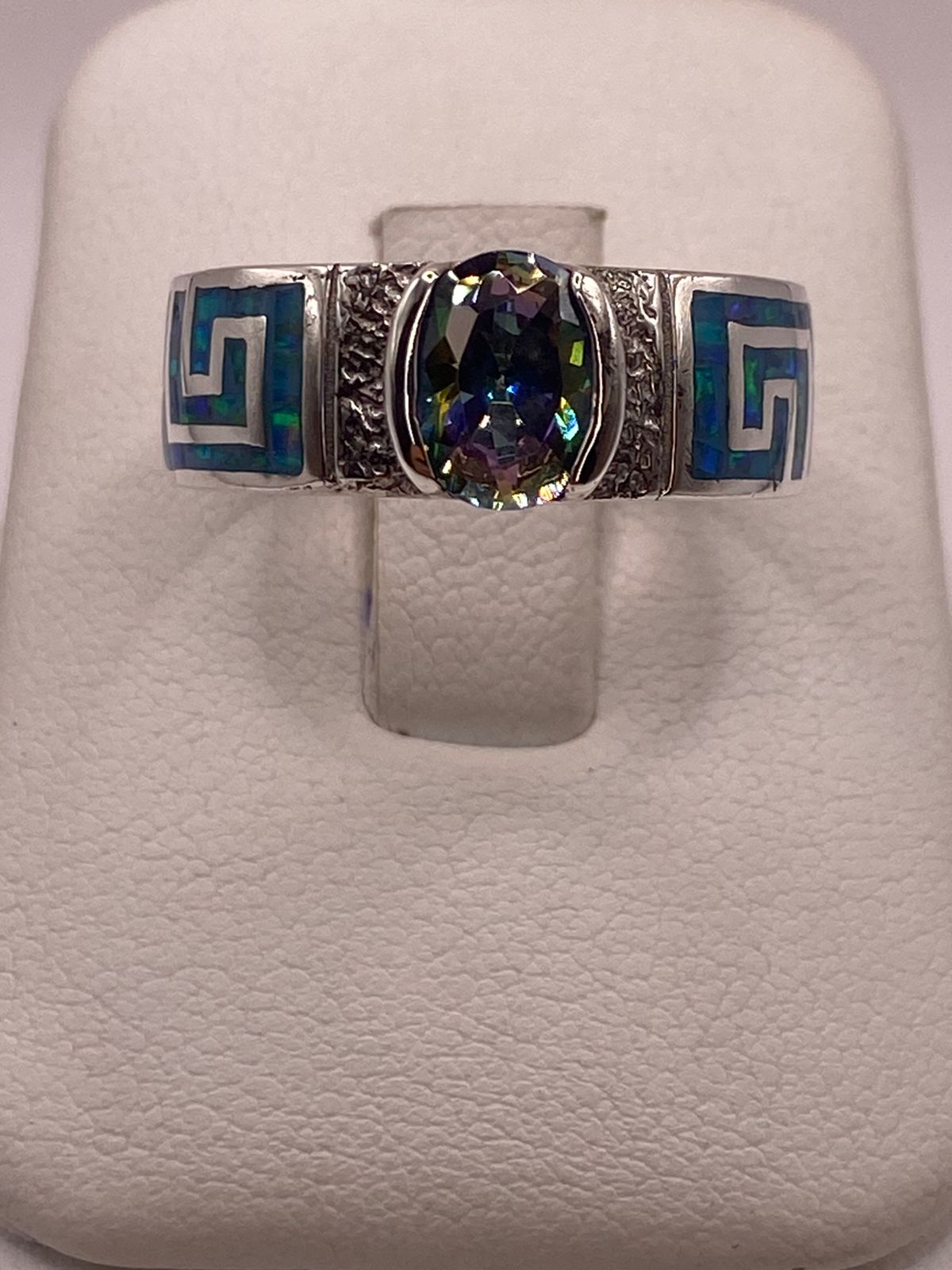 Anillo Greca Geométrica con Ópalo de Fuego y Zirconia en Plata .950 en báscula mostrando peso