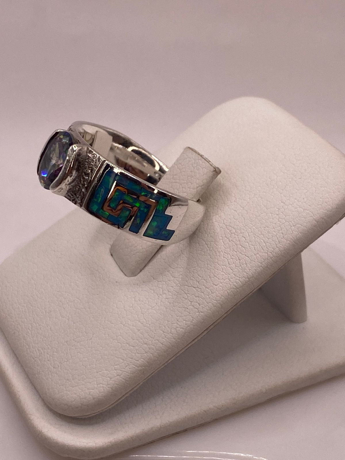 Anillo Greca Geométrica con Ópalo de Fuego y Zirconia en Plata .950, vista lateral