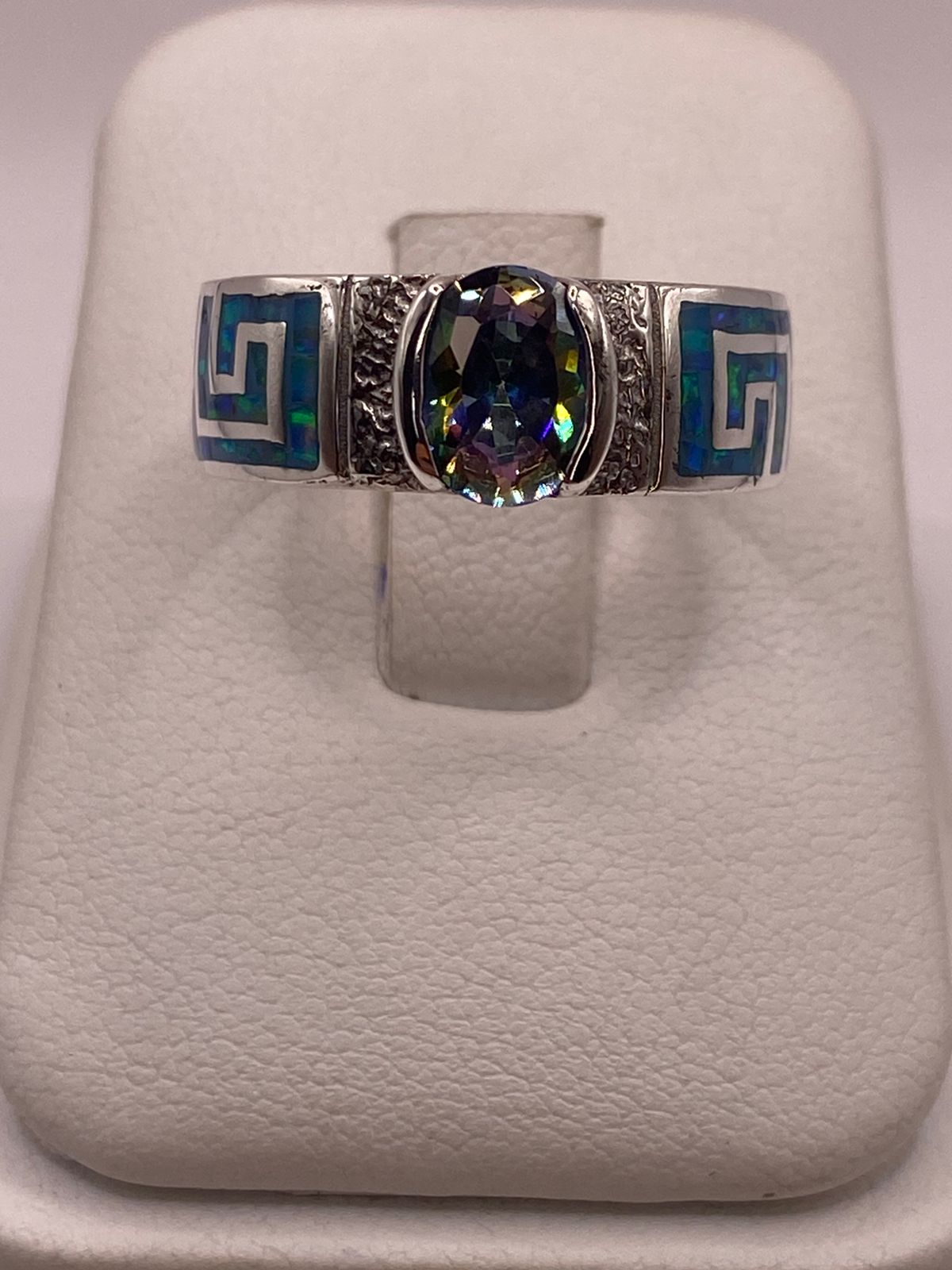Anillo Greca Geométrica con Ópalo de Fuego y Zirconia en Plata .950, vista de detalle