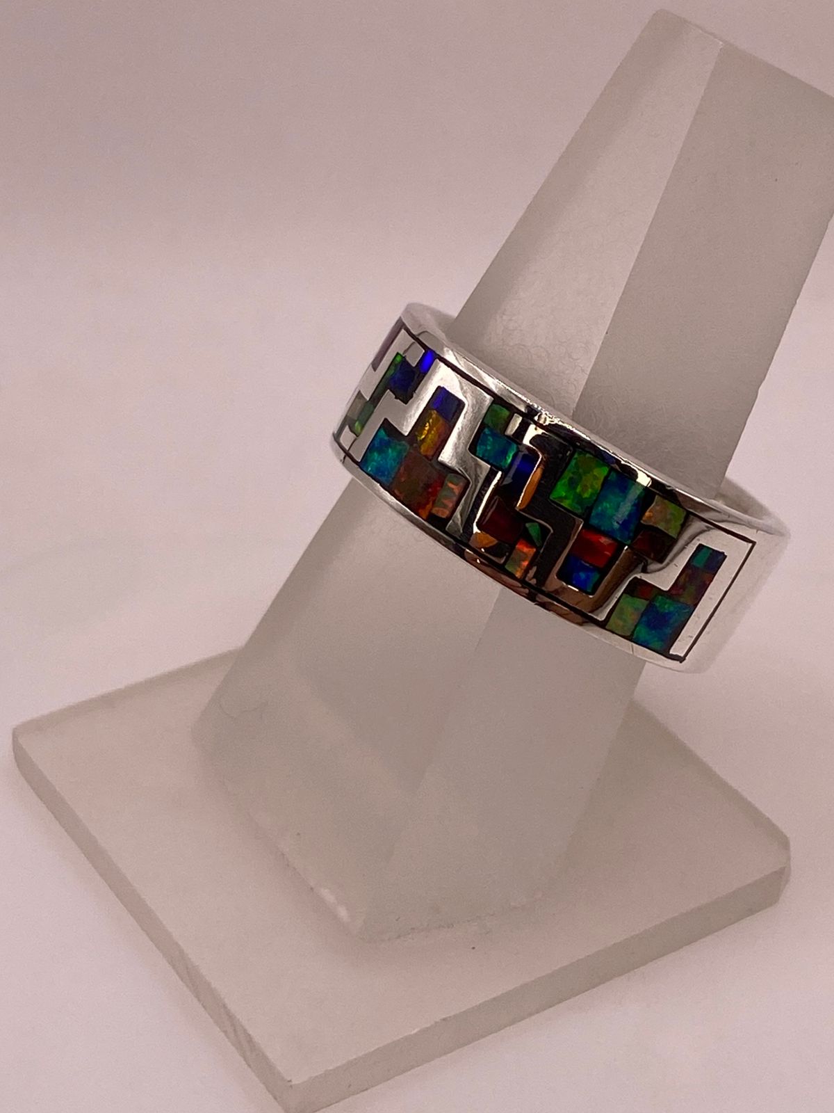 Anillo de Greca Geométrica con Ópalo de Fuego Multicolor en Plata .950, vista lateral