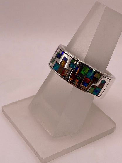 Anillo de Greca Geométrica con Ópalo de Fuego Multicolor en Plata .950, vista lateral