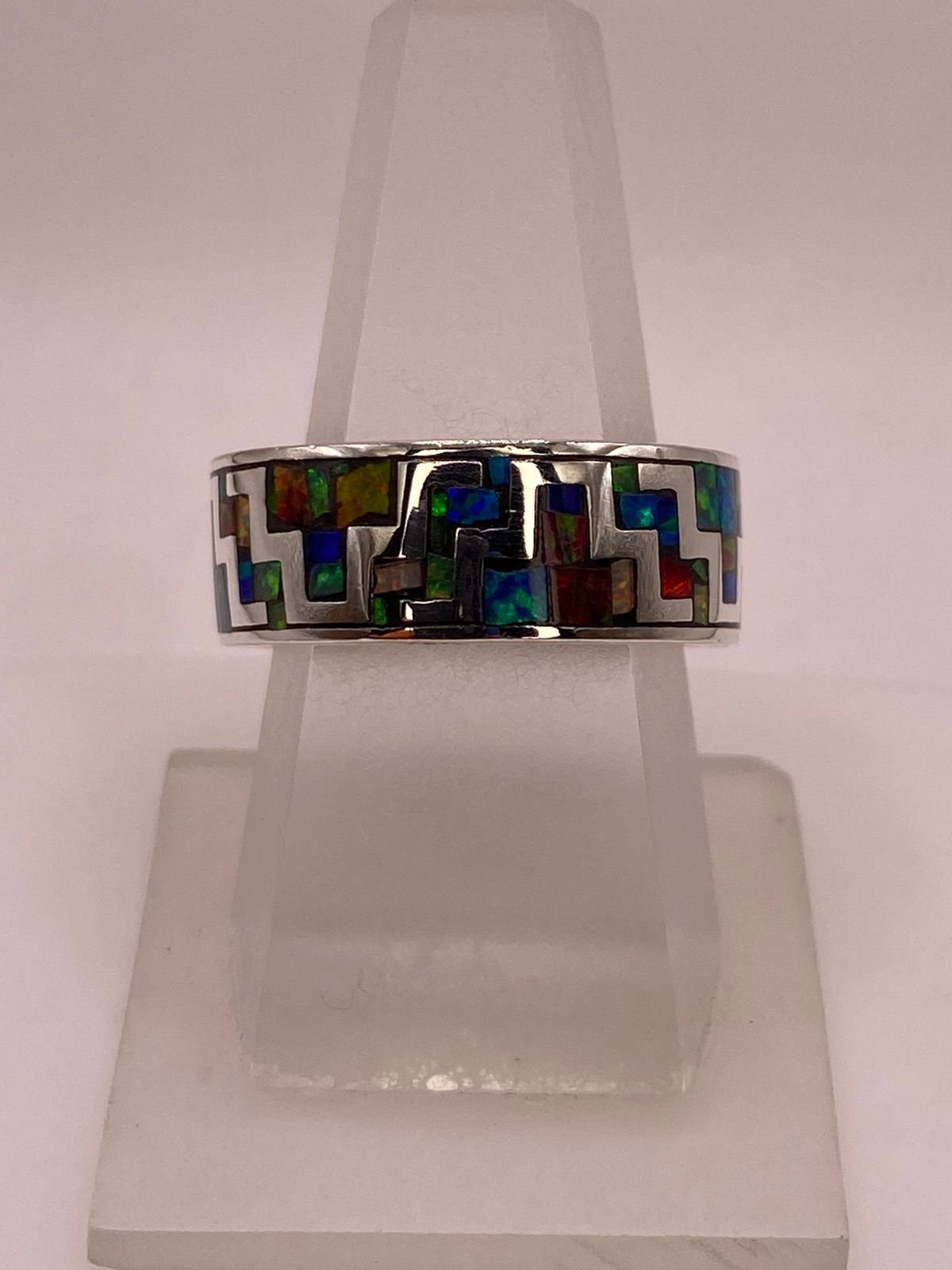 Anillo de Greca Geométrica con Ópalo de Fuego Multicolor en Plata .950 en báscula mostrando peso