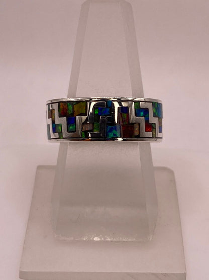 Anillo de Greca Geométrica con Ópalo de Fuego Multicolor en Plata .950 en báscula mostrando peso