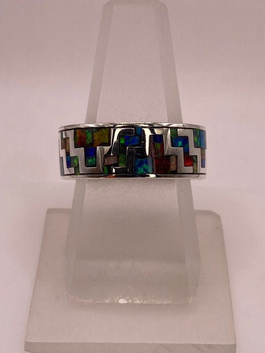 Anillo de Greca Geométrica con Ópalo de Fuego Multicolor en Plata .950 en báscula mostrando peso