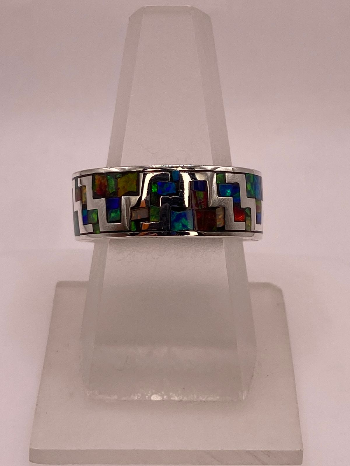 Anillo de Greca Geométrica con Ópalo de Fuego Multicolor en Plata .950, vista frontal