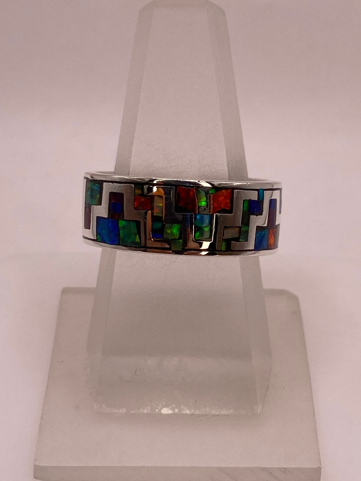 Anillo de Greca Geométrica con Ópalo de Fuego Multicolor en Plata .950, vista de detalle